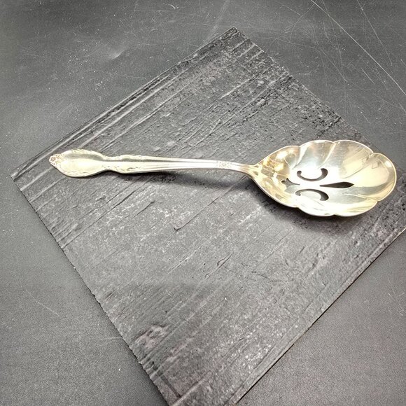 Vintage Rogers & Bros Silver Plated Pierced Fleur-De-Lis Serving Spoon HS273 - Picture 2 of 7